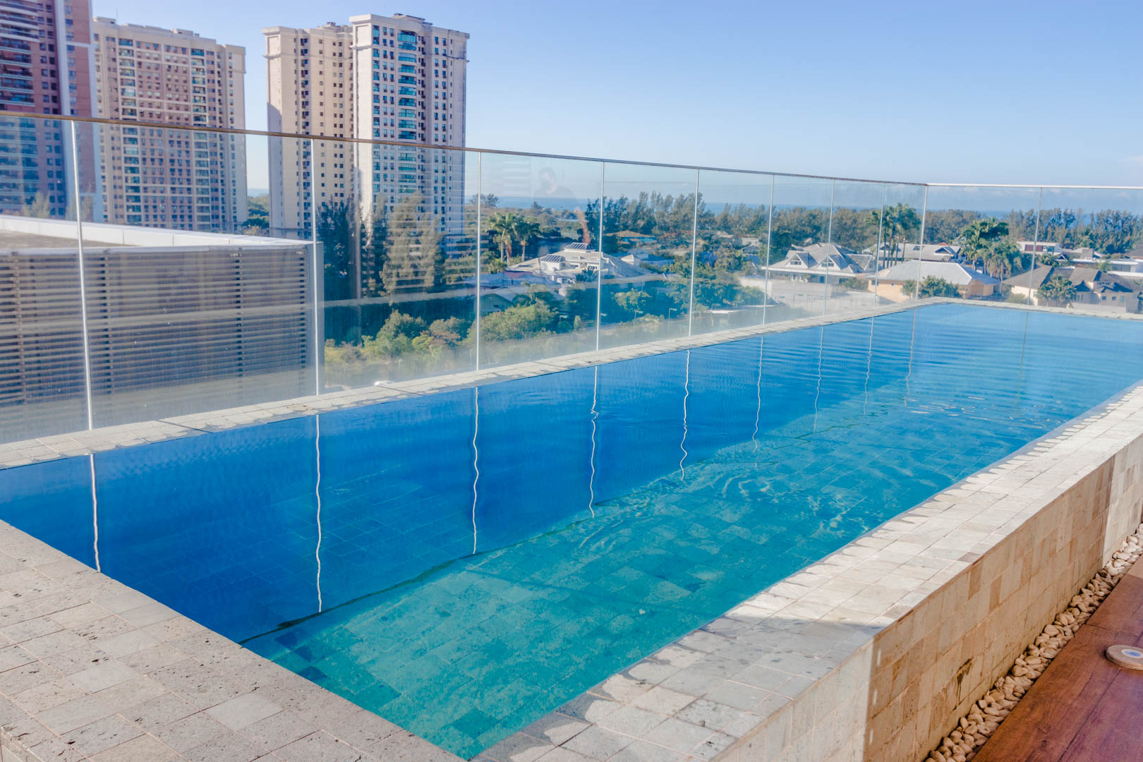 Piscina com vista para o mar