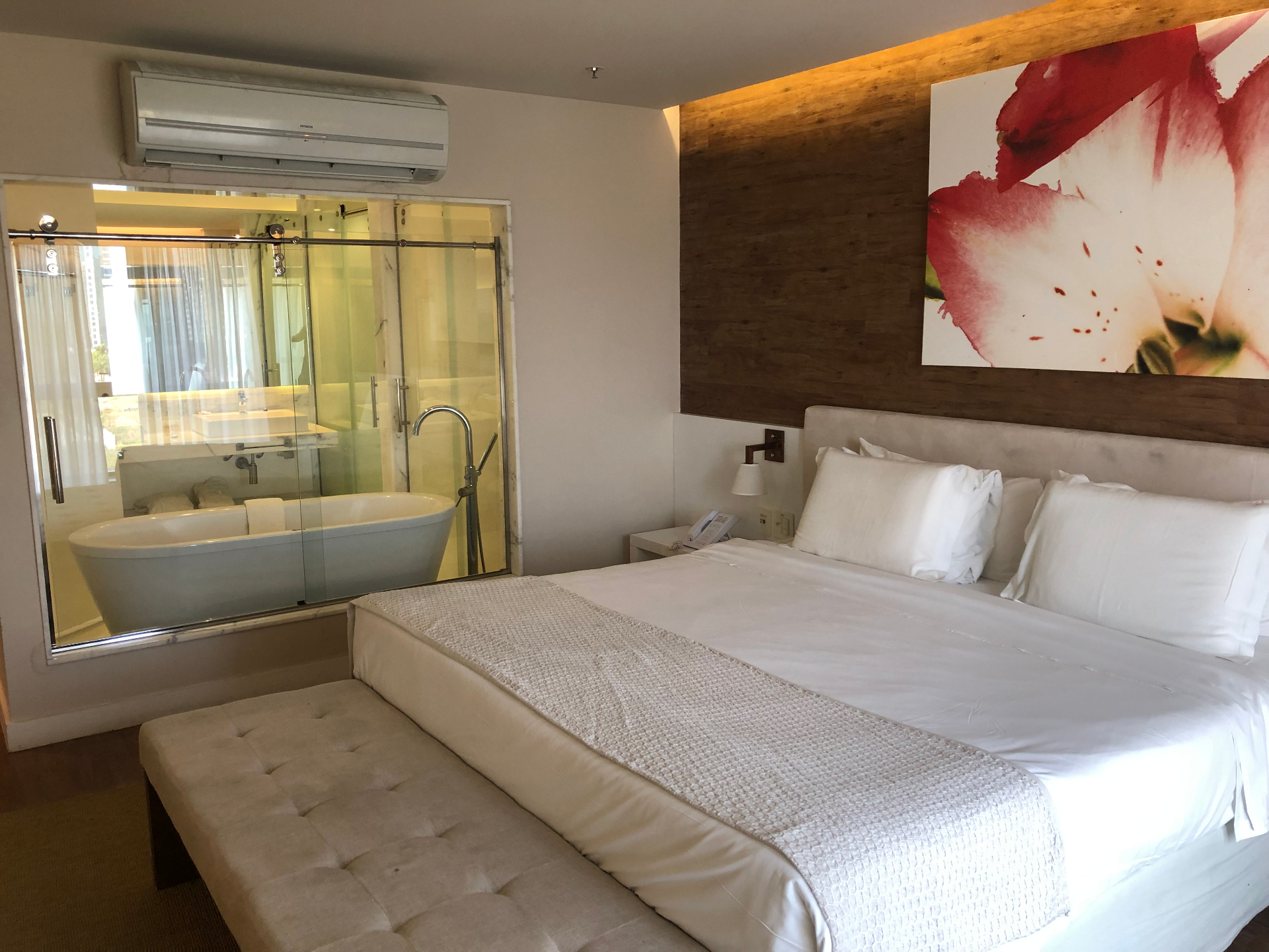Cama king e vista para o banheiro